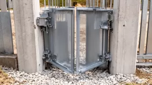 Montaż bramy dwuskrzydłowej do słupków betonowych