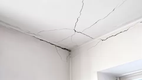 Pęknięcia na łączeniu sufitu i ściany