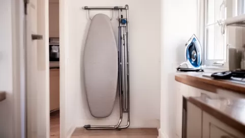 Deska do prasowania mocowana do ściany