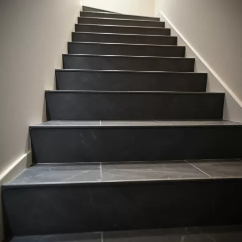 Ile kosztuje ułożenie schodów z gresu