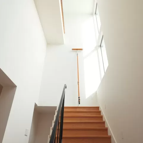 jak pomalować wysoką klatkę schodową