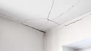 Pęknięcia na łączeniu sufitu i ściany