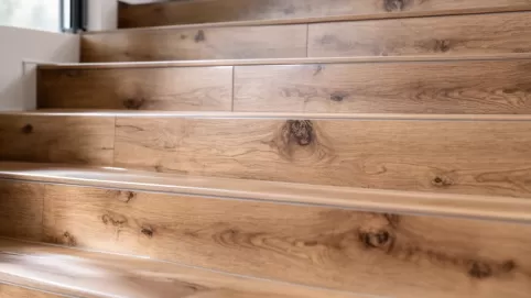 Schody z płytek drewnopodobnych