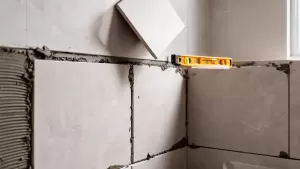 Układanie płytek 60x60 na ścianie